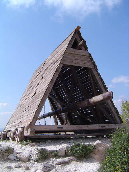 device that is designed to break or circumvent city walls and other fortifications in siege warfare